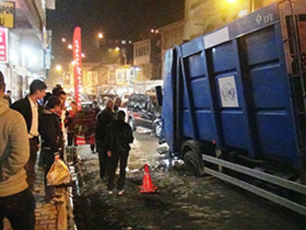 Bitlis'te Çöp  Aracı Kanala Düştü 