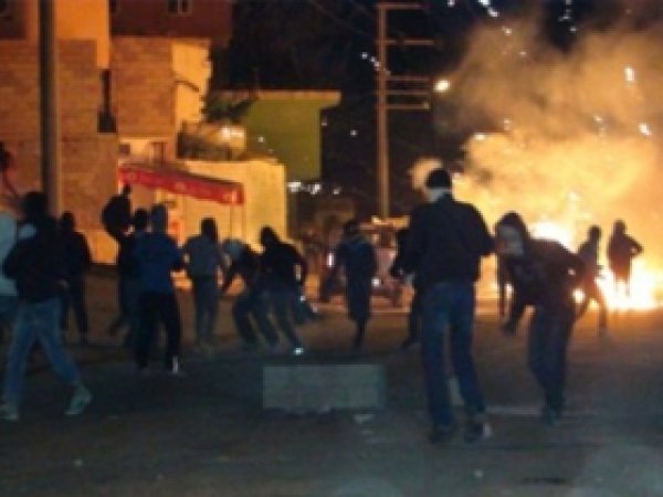Maskeli Çeteler Bomba Atıp Silah Sıktılar 