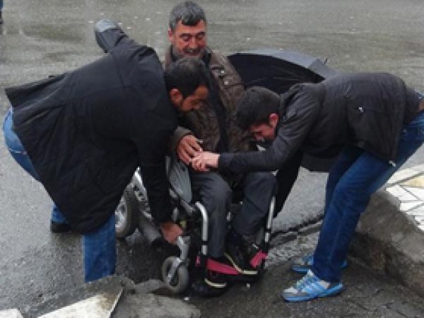 Engelliler Kaldırımlara Kucakta Çıkarılıyor 