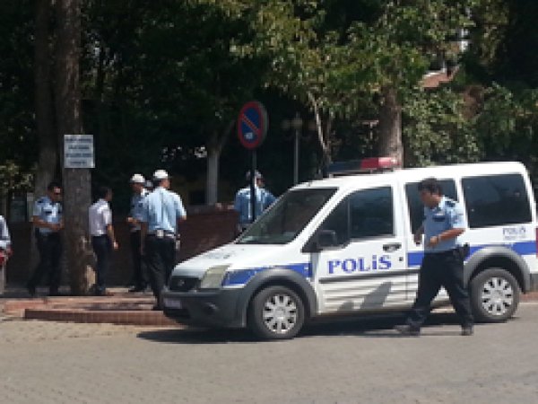 Maskeli Saldırgan Yaşlı Çifti Darb Etti