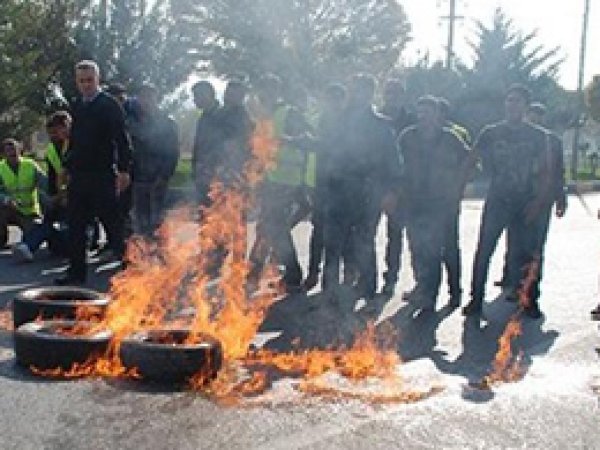 İnşaat İşçileri Yol Kapatıp Eylem Yaptı 