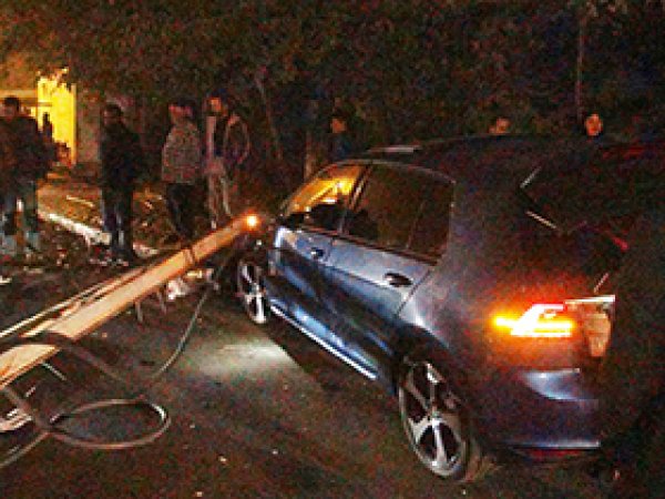 Otomobil Elektrik Direğine Çarptı: 2 Yaralı 