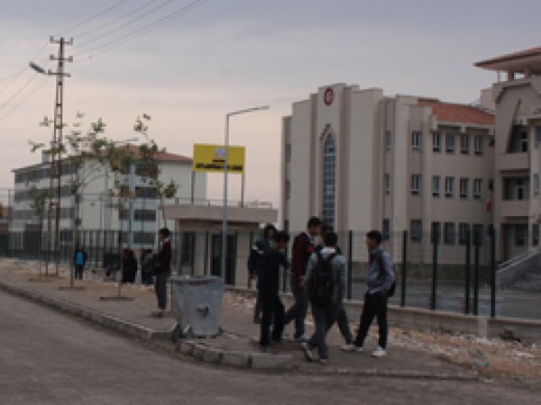 Ceylanpınar'da Okulların Önü Tehlike Saçıyor 