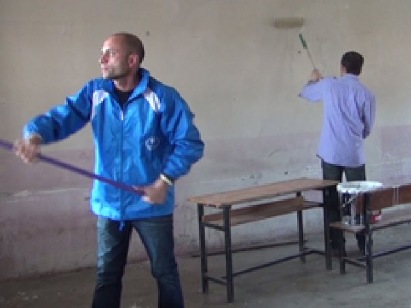 Hediye Olarak Köy Okulunu Boyadılar