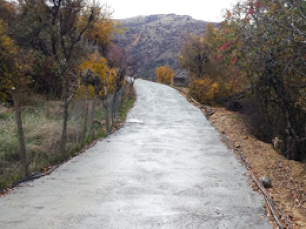 Köy Yolu Beton ile Kaplandı 