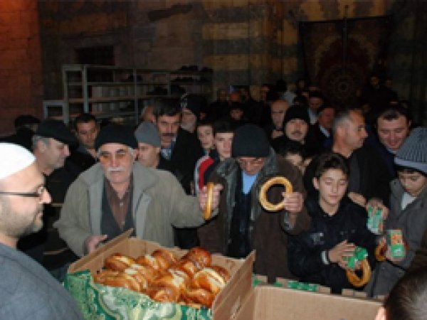 Tokat'ta Sabah Namazı Sonrası Simit İkramı
