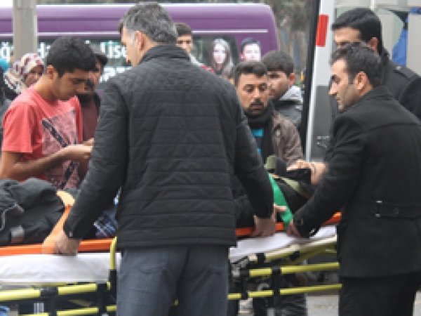 Karşıya geçen kız minibüsün altında kaldı