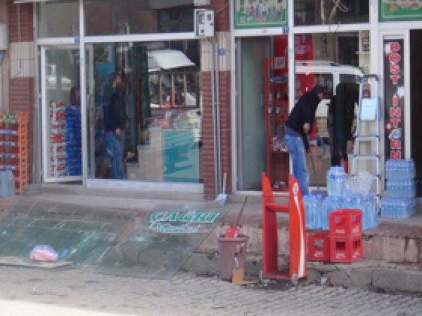 PKK'lilerin Kırdığı Camları Valilik Yeniledi