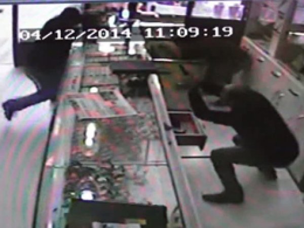 Soyguncuları Tabancasıyla Püskürttü