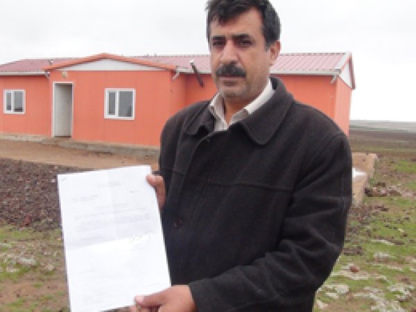 Öğrenciler Tezek Yakarak Isınıyorlar