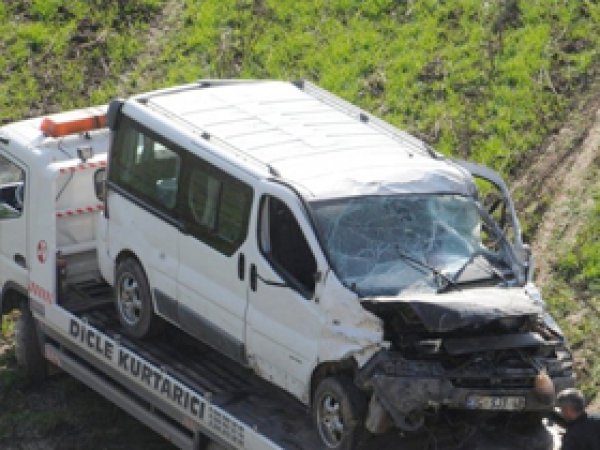 Cizre'de Minibüs Şarampole Yuvarlandı: 2 Ölü