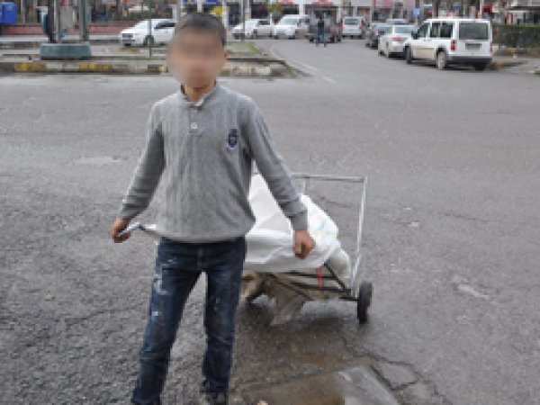 Kâğıt Toplayarak Ailesine Destek Oluyor