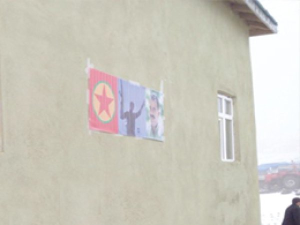 Caminin Duvarına PKK Bayrağı Astılar