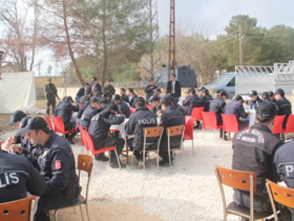 Mürşitpınar'daki polisler nöbeti devretti
