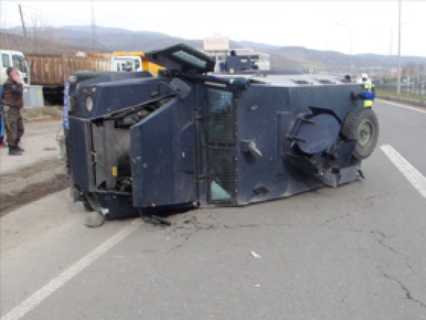 Bingöl'de Özel hareket aracı devrildi: 3 yaralı