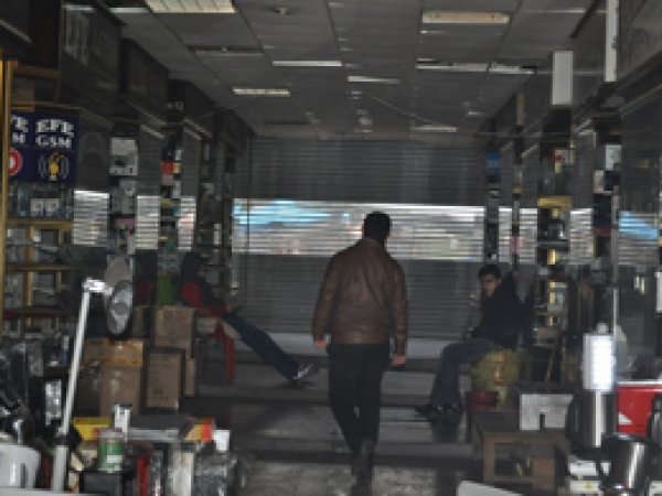 Elektrik kesintisi esnafa kepenk açtırmadı