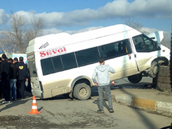 Öğrenci servisi kaza yaptı: 3 yaralı