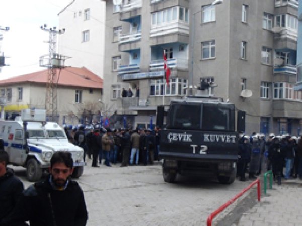 Doğbayazıt'ta polis baskınında gerginlik