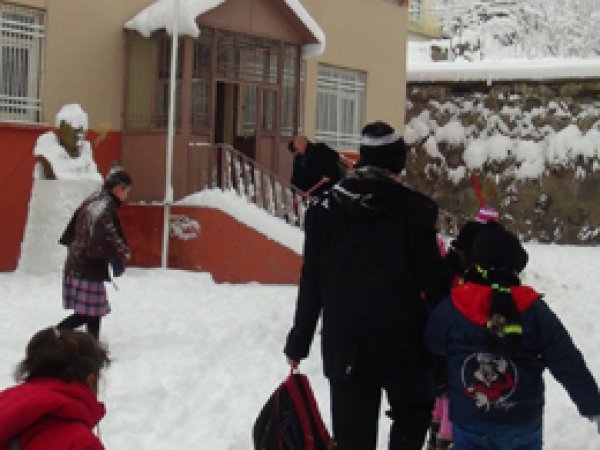 Hizan'a bağlı köylerde okullar 1 gün tatil