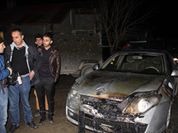 Hakkari'de bir araç kundaklandı