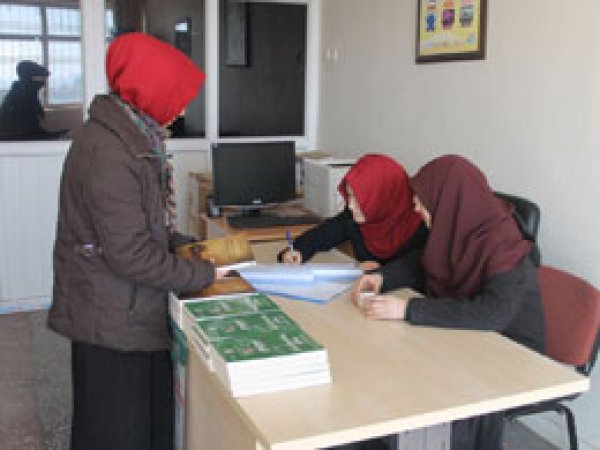 Kız öğrencilerden Siyer Sınavı kayıt standı