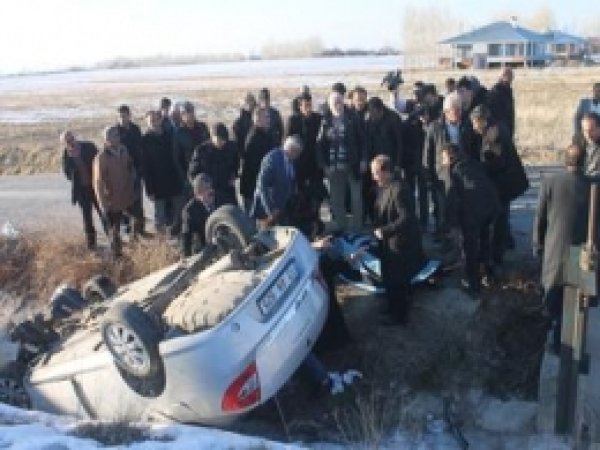 Otomobil Su Kanalına  Devrildi: 4 Yaralı 