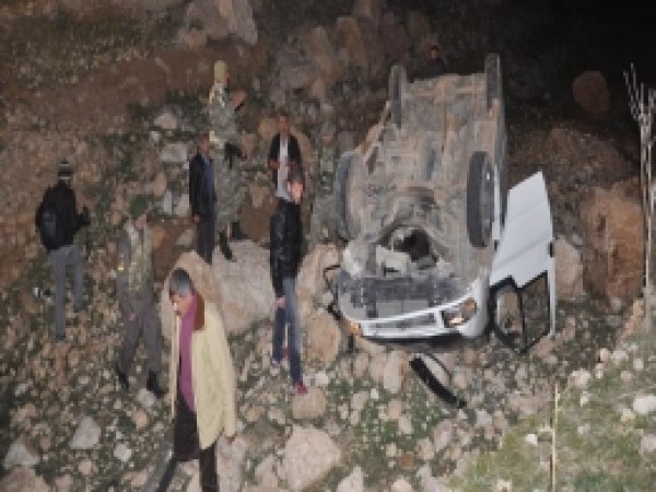 Minibüs Uçuruma Yuvarlandı: 2 Ölü 