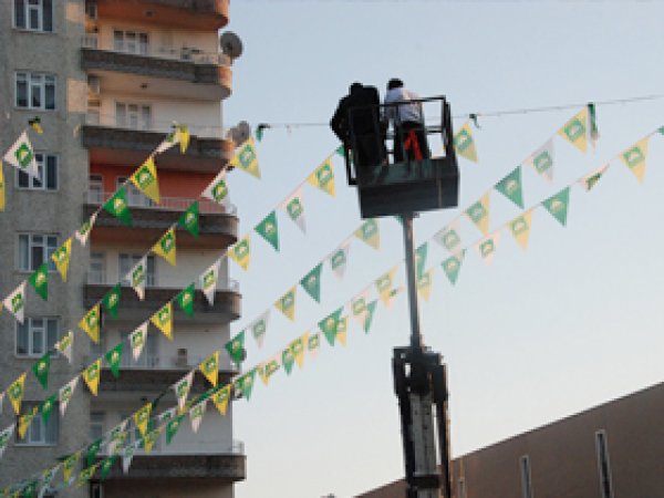 Urfa Yolu HÜDA PAR Bayrakları ile Donatıldı 