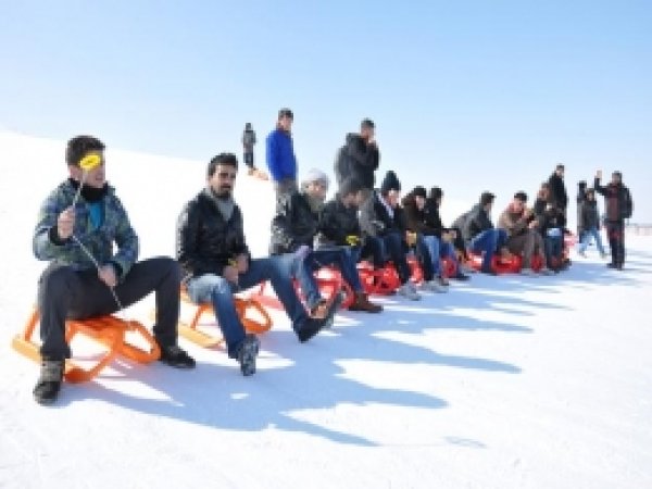Muşlu Gençler Güzeldağ'da Kayak Şenliği Yaptı 