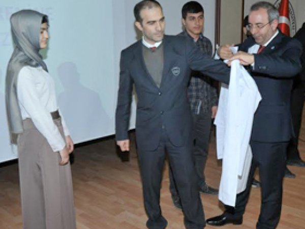 Eczacılık Fakültesi Öğrencileri Önlük Giydi 