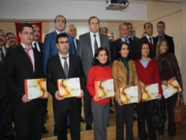 Tarsus'ta 132 Öğretmene Tablet Dağıtıldı 