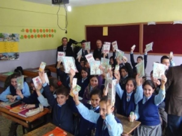 Vergi Dairesi'nden Öğrencilere Hediye 