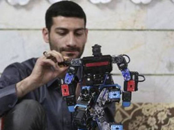 İranlı Öğretmen Namaz Kılan Robot Geliştirdi