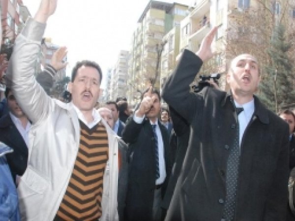 28 Şubat Kınamasına İlginç Protesto 
