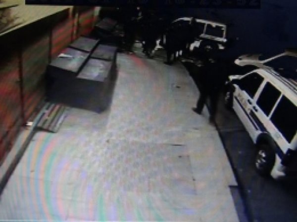 HÜDA PAR Flamaları Polisin Önünde Sökülüp Yakıldı 