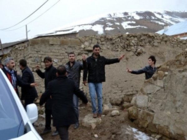 Van'da Ak Parti'ye Taşlı Saldırı 