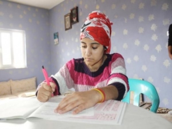 Engelli Kızın Okuma Azmi ve Hayatta Tutunma Mücadelesi