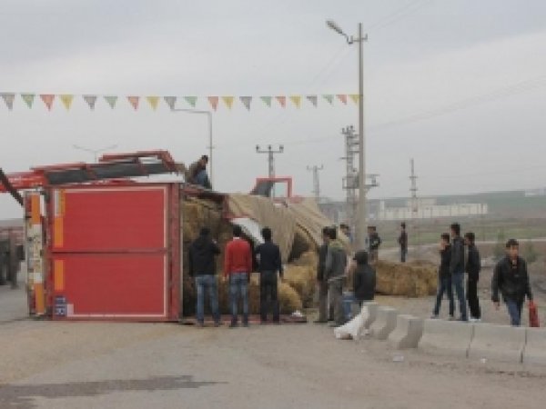 Bismil'de Saman Yüklü TIR Devrildi 