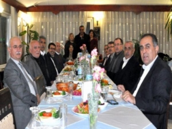 Aliağa Belediye Meclis Üyelerine Plaket Verildi 