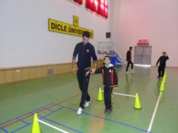 Üniversite Öğrencilerinden Otizmli Çocuklara Destek Eğitimi 