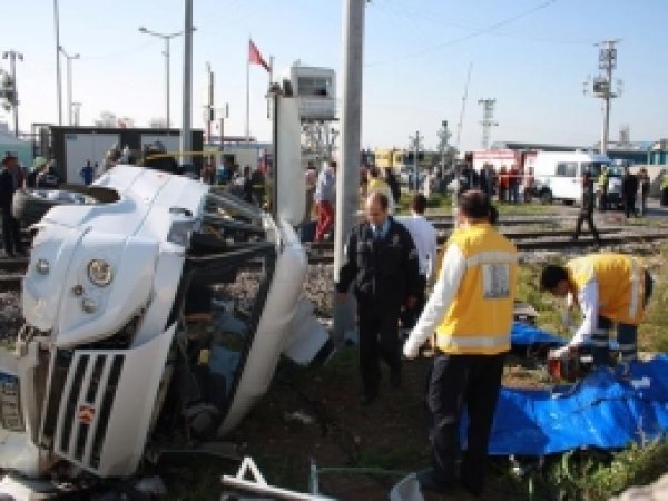 Tren Servis Minibüsüne Çarptı: 10 Ölü 