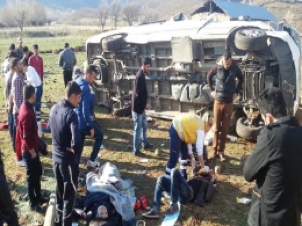 Bingöl'de Kaza: 20 Yaralı 