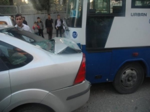 Halk Otobüsü İle Otomobil Çarpıştı 