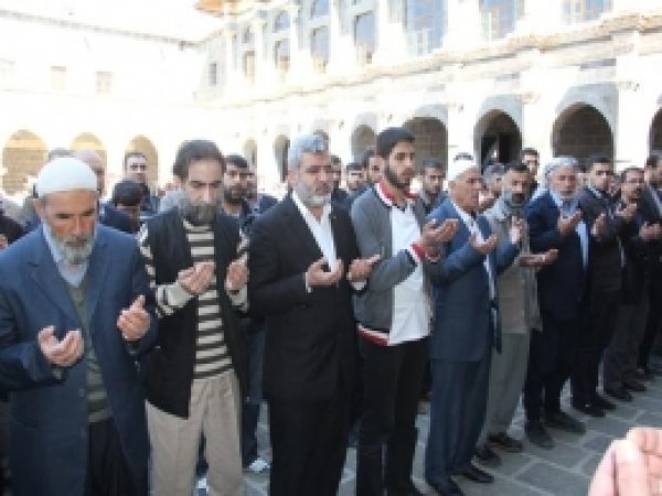 Umarov İçin Gıyabi Cenaze Namazı Kılındı 