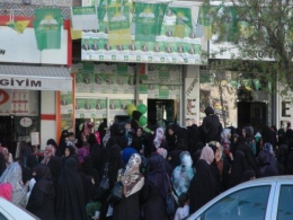 Diyarbakır'da HÜDA PAR'ın Kadın Kolları Seçim Lokali Açıldı 