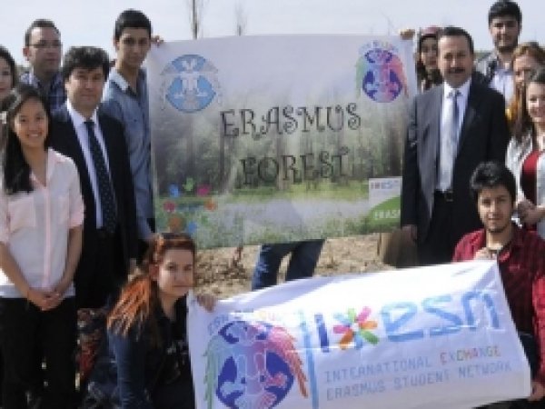 Öğrenciler Kampüse Fidan Dikti 
