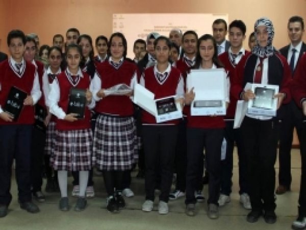 Midyat'ta Öğrenciler Tabletlerine Kavuştu 