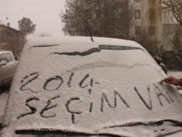 Van'da Seçim Kar Yağışı Altında Devam Ediyor  