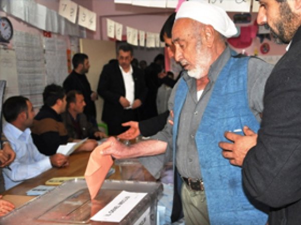 Yaşlılar Zorluklarına Aldırmadan  Oy Kullandı 