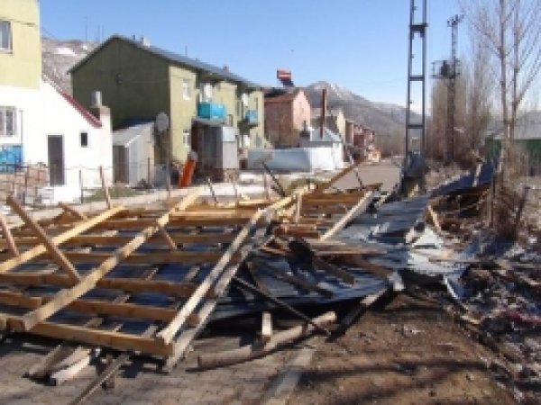 Karlıova'da Fırtına Çatıları Uçurdu 